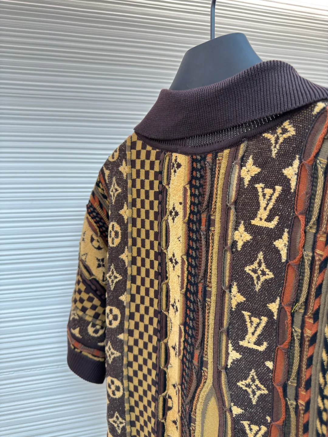 LOUIS VUITTON Polo jacquard knitted Polo shirt ●Original version: purchased and developed by 14887 ●Item number: 1680804-B45 ●Fabric: wool blended fabric ●Technology: jacquard knitting ●Version: fitted version ●Weight: about 380 grams ●Size: S-M-L-XL ●Description: This polo shirt pays tribute to 2000 The street fashion of the early 1990s, with jacquard knitting craftsmanship depicting the brand's logo, is an eye-catching addition to the 2025 autumn and winter series collaborated by Pharrell Williams and Nigo. The chic design adds a lightweight and breathable option for hotter days. Heavy industry positioning, three-dimensional contrasting intarsia craftsmanship throughout the fashionable and high-end sense! Swiss woven positioning intarsia craftsmanship. The overall wiring is straight and delicate, the fabric is comfortable and soft, and the color is consistent without color difference. It can be matched with the same style to create a fashionable look and control various occasions. Customized accessories, complete with three standards, same style for men and women!